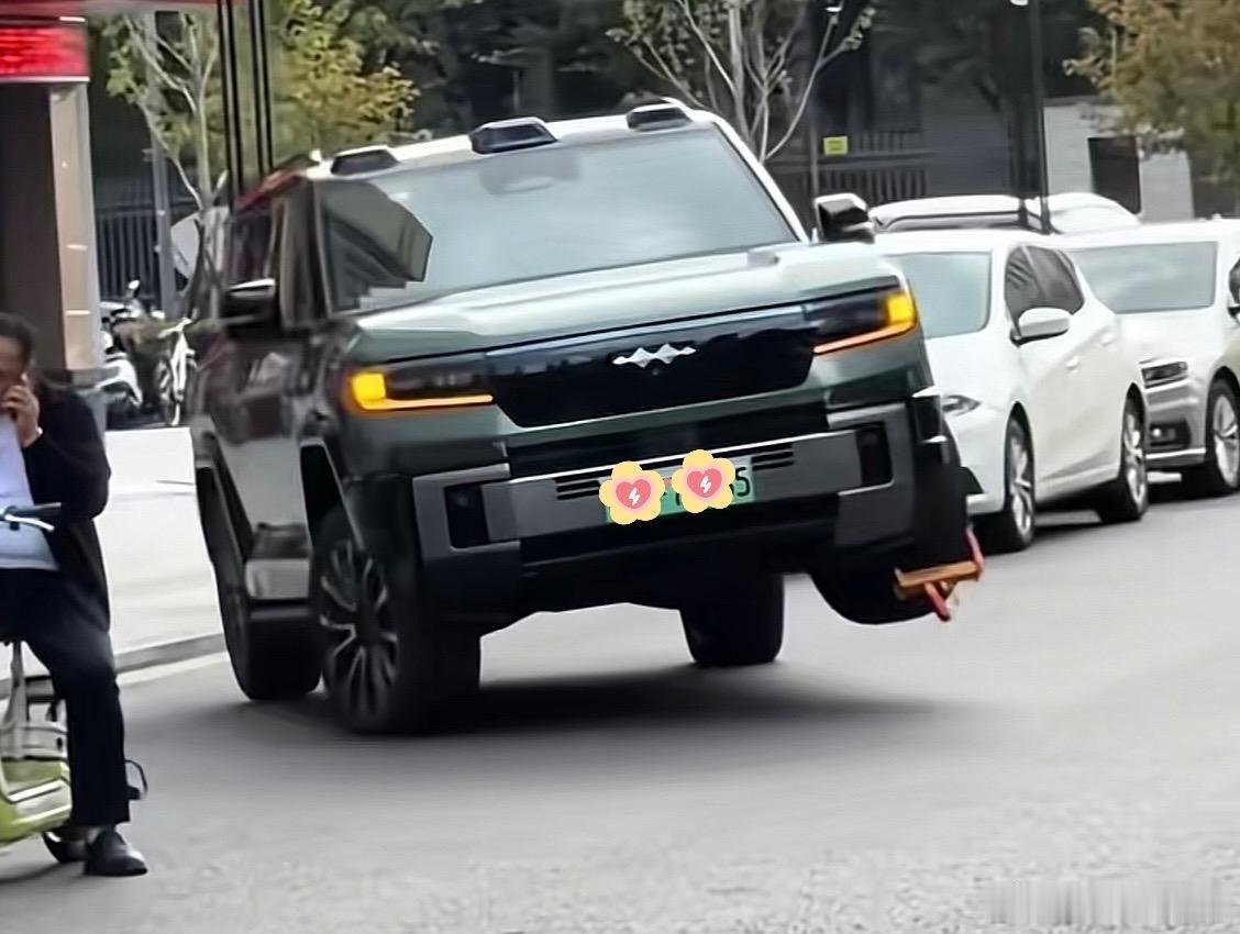 方程豹豹8被锁住一个轮子，结果人家骑着三个轮子就跑了hahaha

左前轮：糟糕