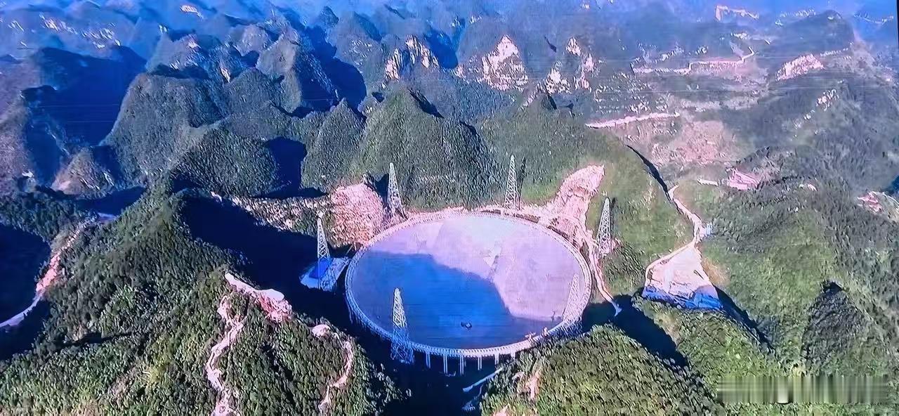 塞鸿秋·中国天眼
平塘喜落全球冠，
天眼宏伟惊尘寰。
玉宇奥秘皆堪探，
科研助力