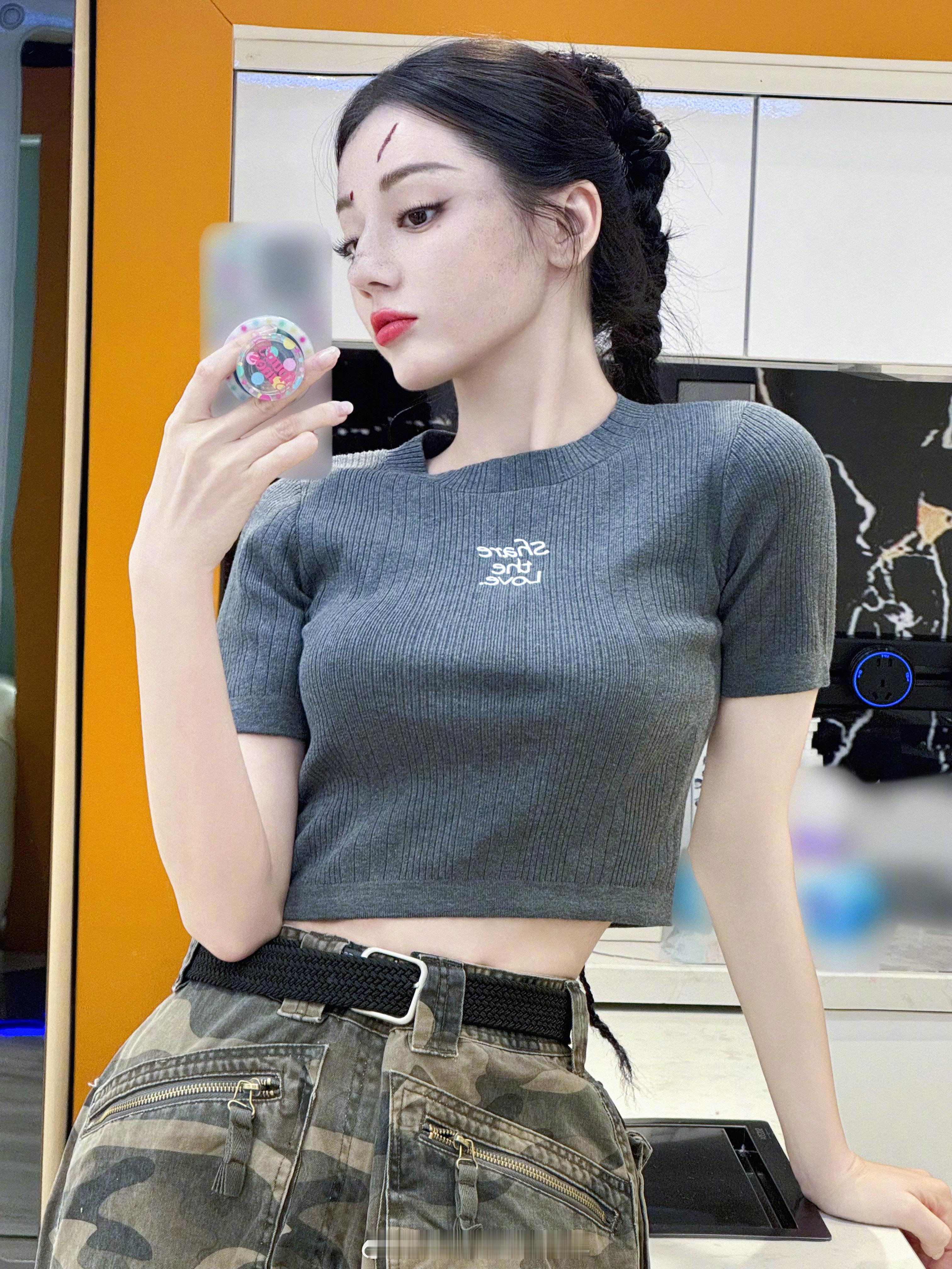 邓超回应与迪丽热巴粉丝合影谢谢迪丽热巴大美女让我眼睛享福[憧憬] ​​​