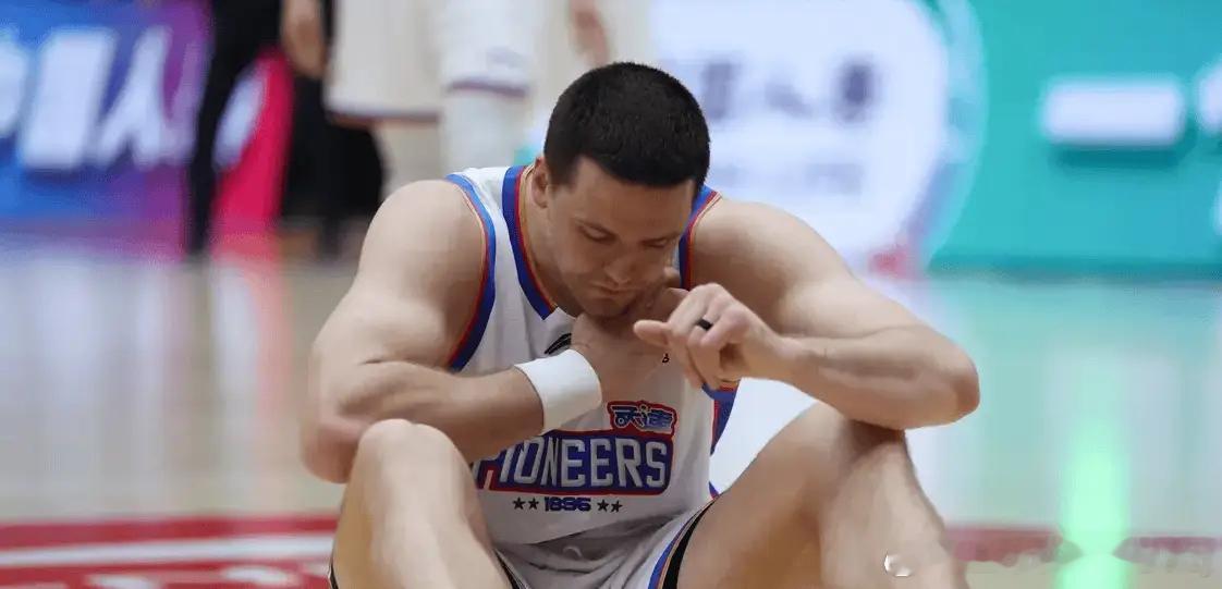 据悉，大卫詹姆斯在天津男篮无缘季后赛后，受到高阳俱乐部邀请前往韩国观看了高阳索诺