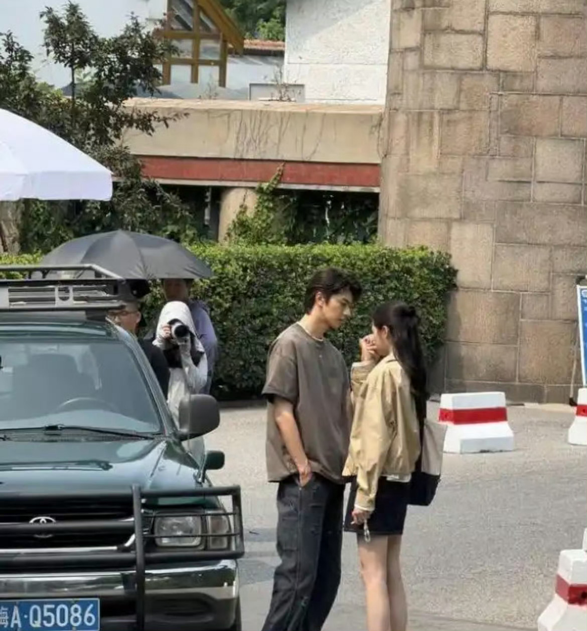 关晓彤青岛生图彻底出圈！打碎内娱滤镜审美，172 身高搭林一竟还垫箱子关晓彤青岛