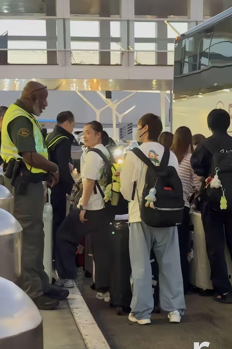 国乒回京，要被王曼昱机场的这一幕笑死了！

今天大家的机场还蛮多小插曲的，有王楚
