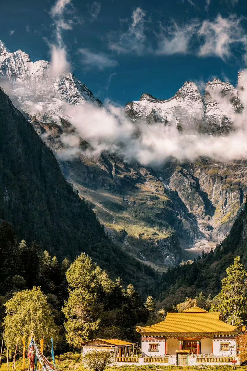 中国最美的雪山｜梅里雪山        又称太子雪山，是藏区八大神山之一，著名的