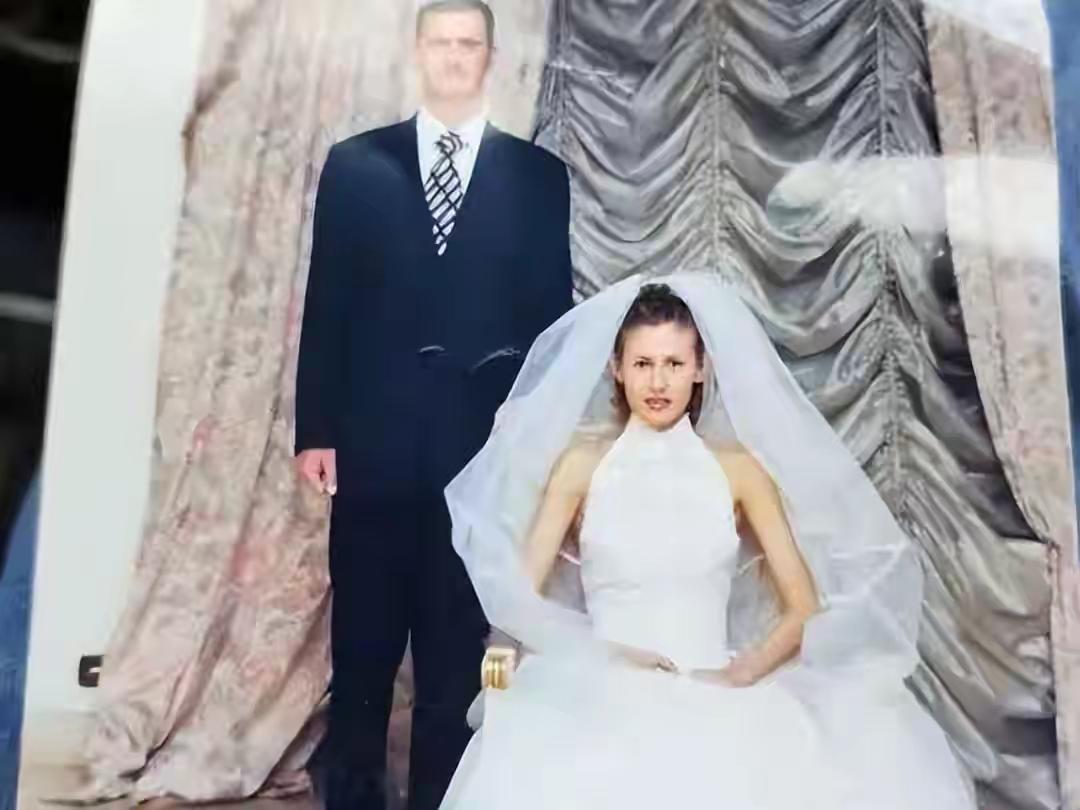 巴沙尔夫人的婚纱够纯白简单的，她就这样嫁给了叙利亚总统，生了两儿一女。