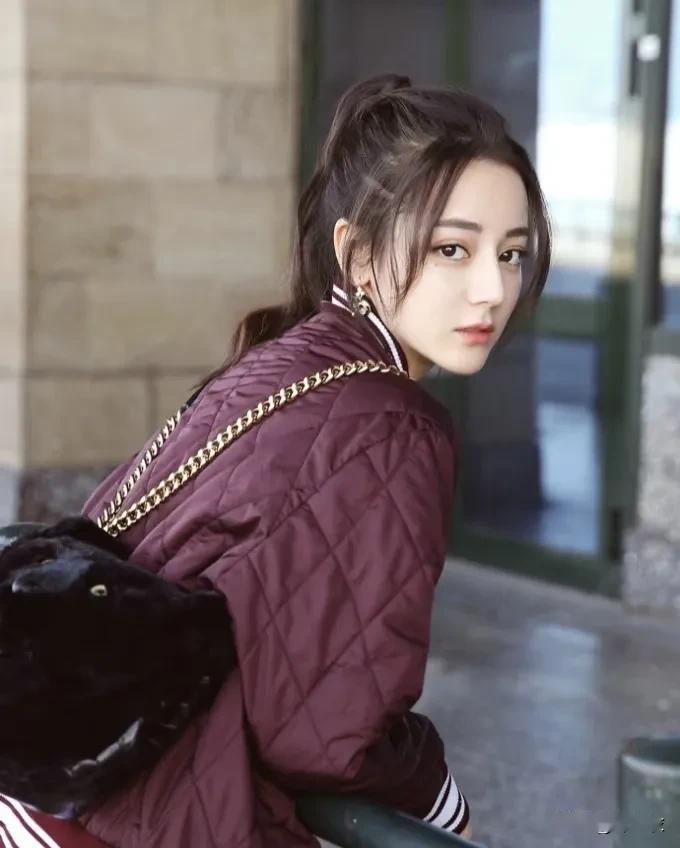 我看迪丽热巴的综艺节目，感觉她其实是一个很佛系不争不抢的性格。

所以能稳坐女顶