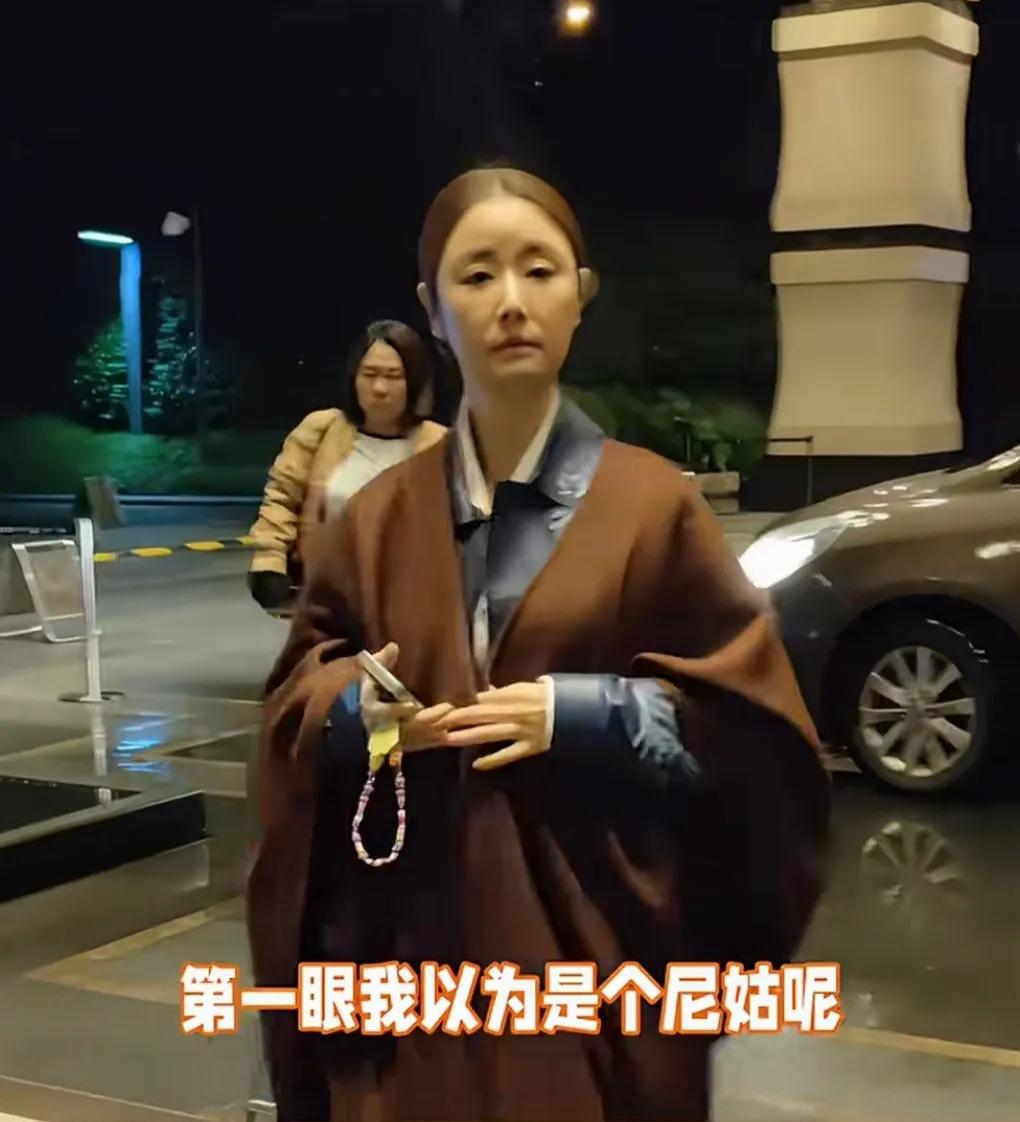 这发型服装打扮的，
远看以为是一尼姑，
近看才发现是林心如。
她这次的穿搭让观众