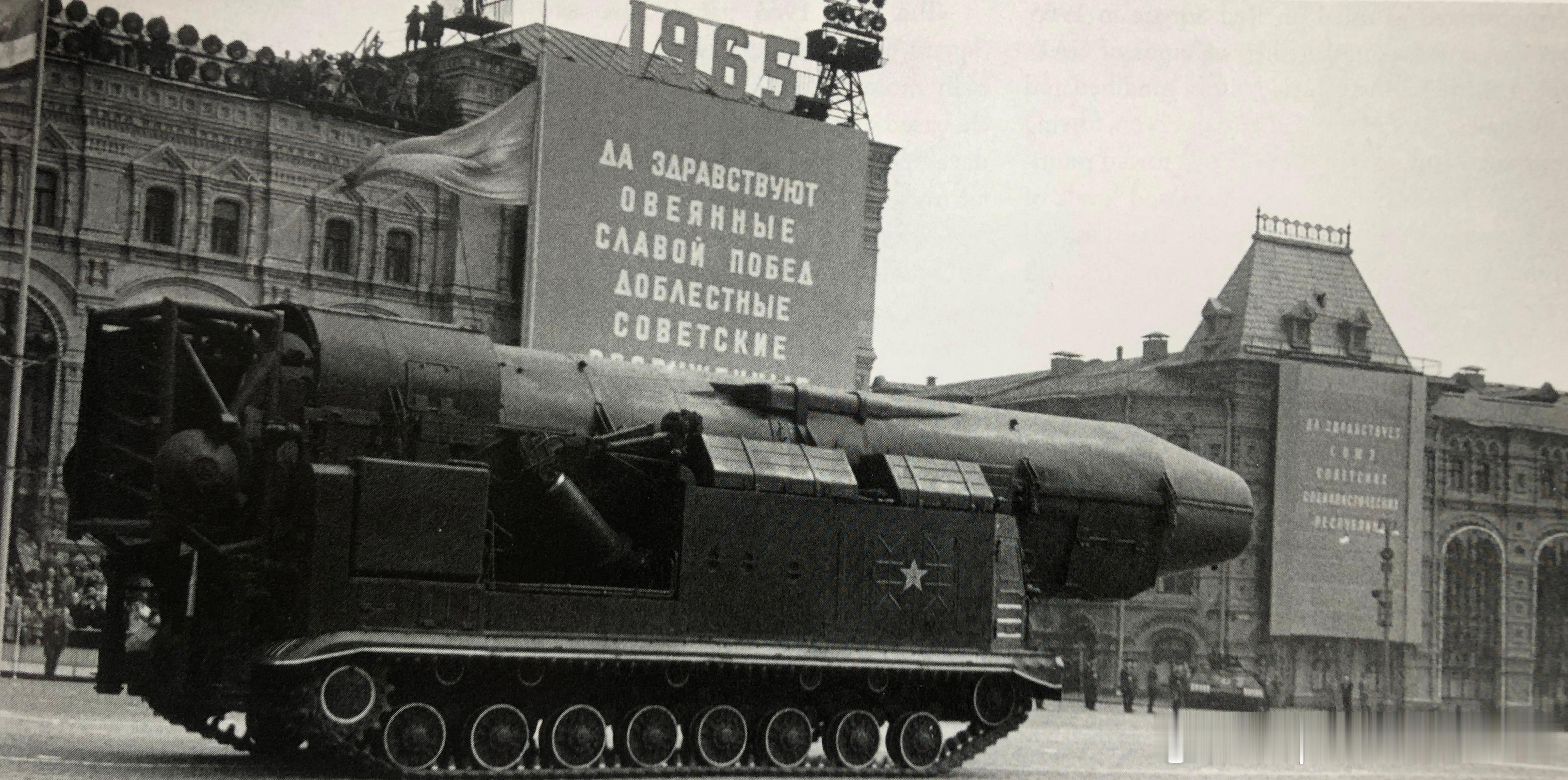 1965年5月1日红场阅兵中объект 815 СПУ车牵引的РТ-15导弹。