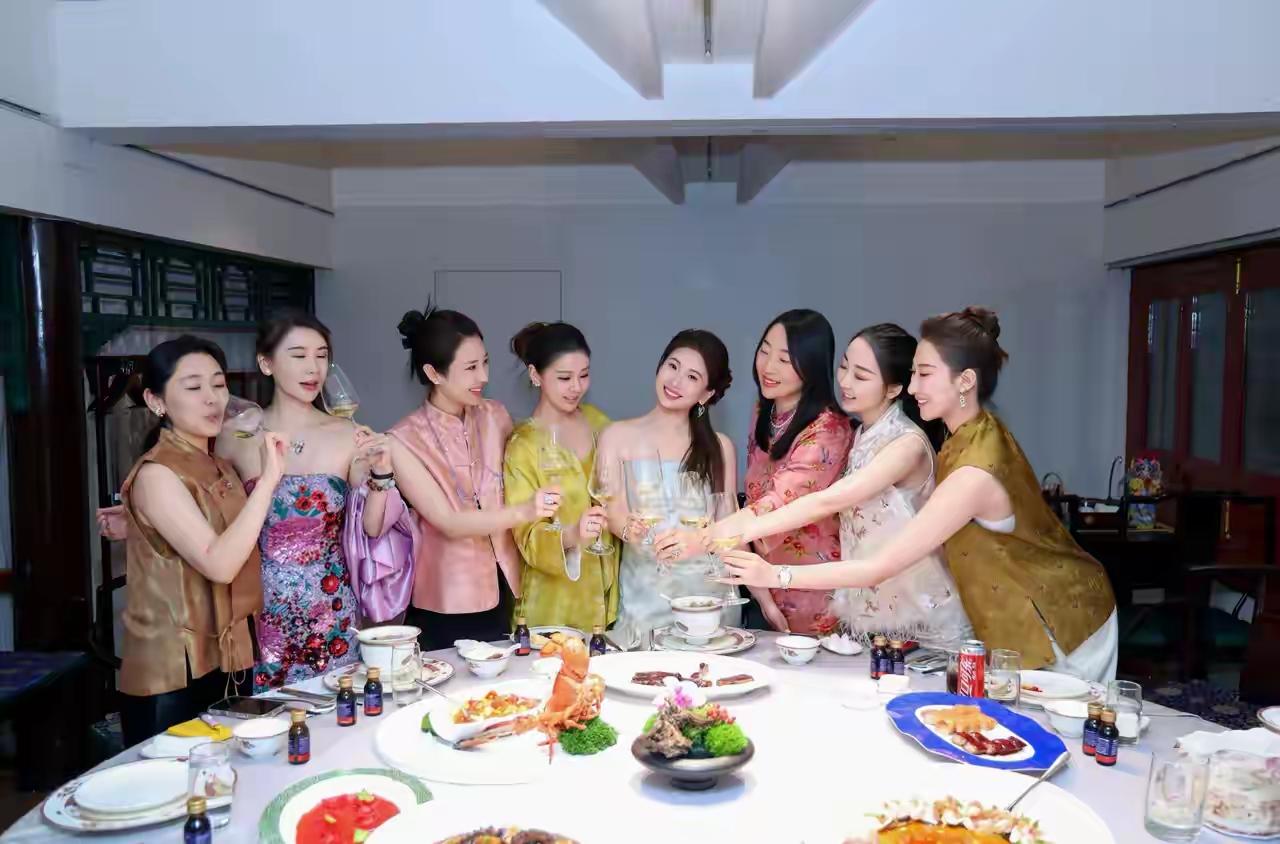 庆生会上有一位很火的美女明星，你能认出她是谁吗？