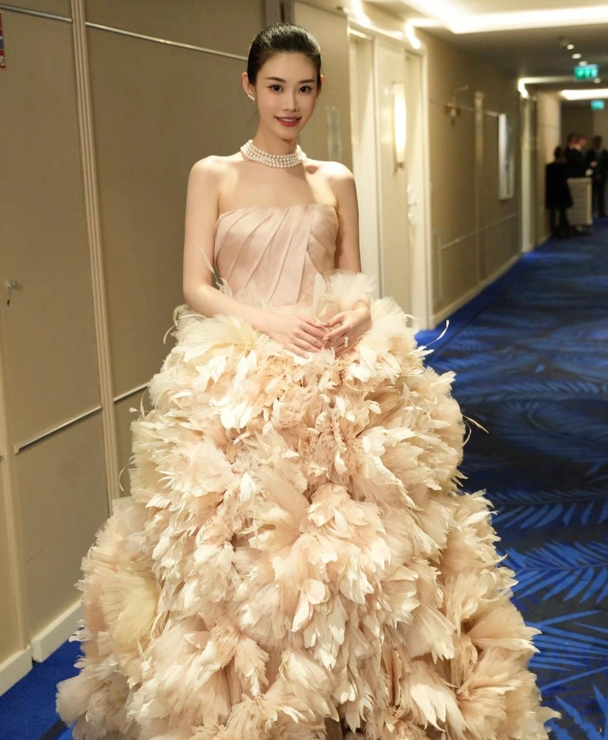 姜乘澜结婚了还记得曾经大火的美妆博主程十安吗？现在她叫姜乘澜。在鲁豫的访谈里，她
