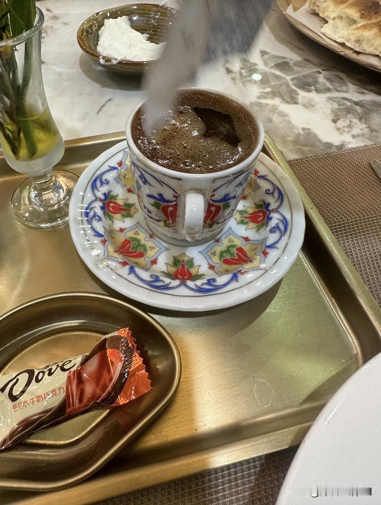 今天下午闲着没事，约了两位住得不远的女同学喝茶聊天，没想到她们竟然都离婚了。
