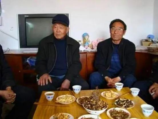 我把欠二叔2年的钱还完了，提前13天回重庆老家过年，住在旁边的二叔知道后，黑着脸