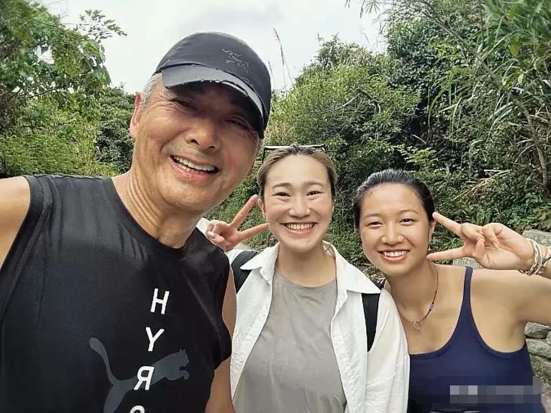 网友早晨看到晨练的发哥在一起热烈交流，发哥明显老了，但是身体还是很强健的，而且非