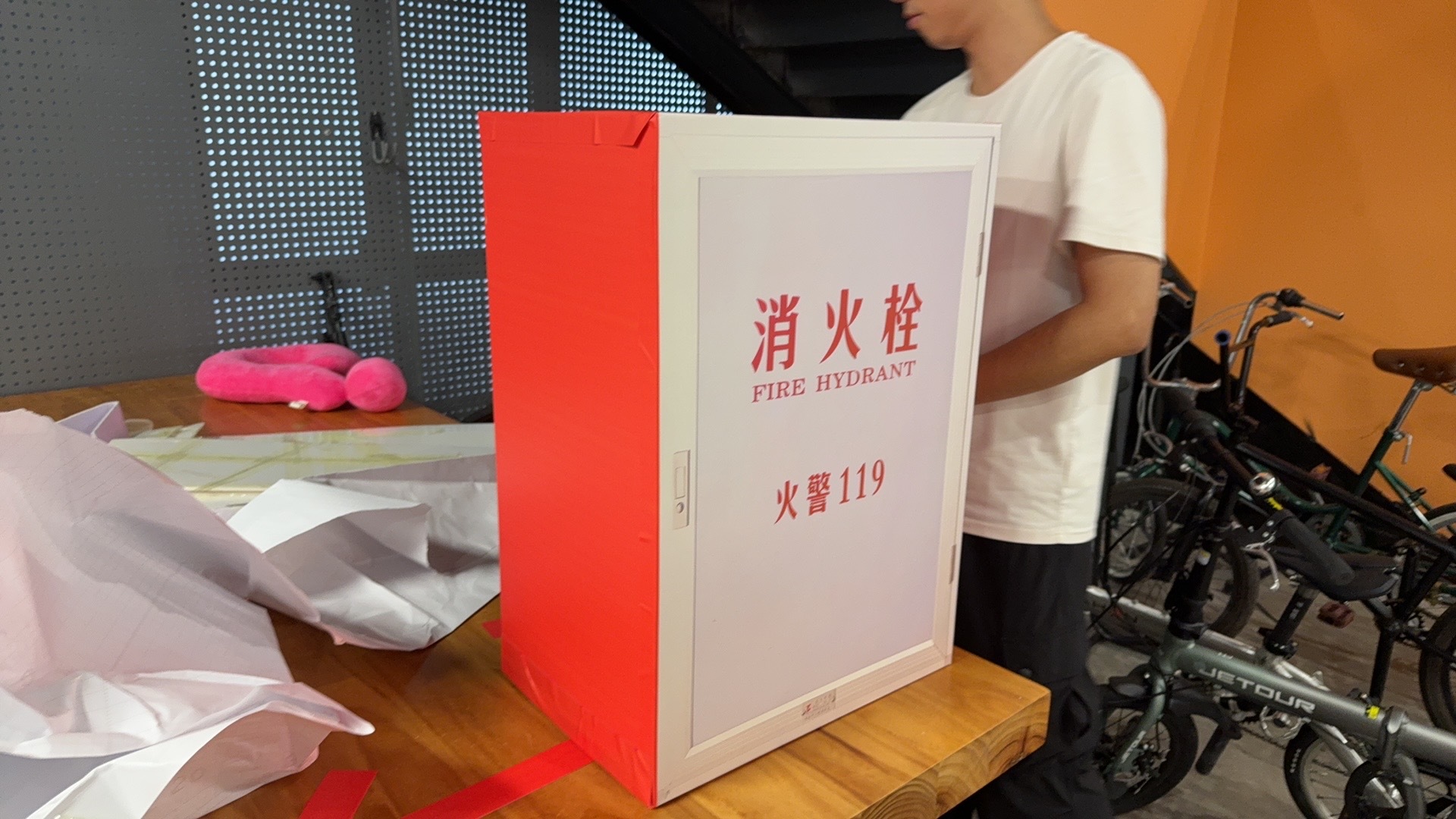 斥“巨资”做的道具，等下去试试小鹏泊车拿纯视觉做的OCC，能不能感知到这种典型的