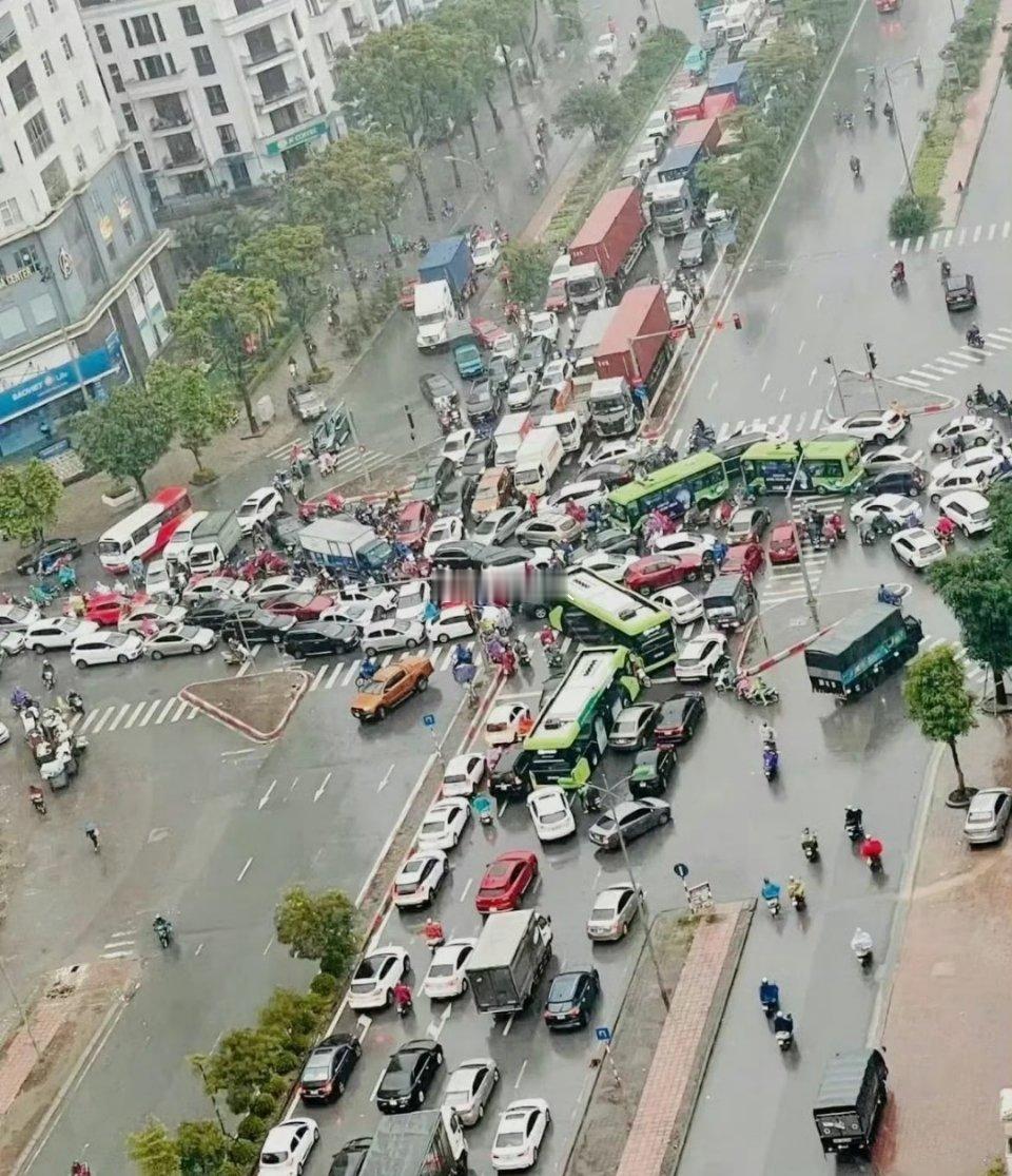 连红绿灯都没有，这也太乱了吧？ 