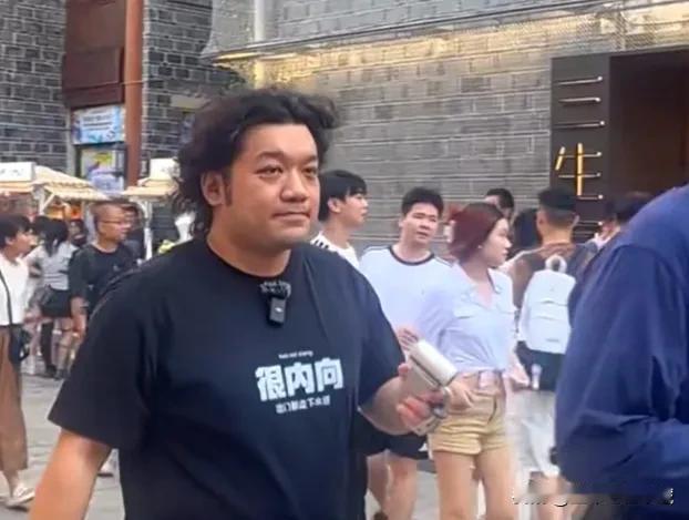 近日，在《家有儿女》中小雨的饰演者尤浩然现身南昌，被网友热议，一身油腻大叔的沧桑