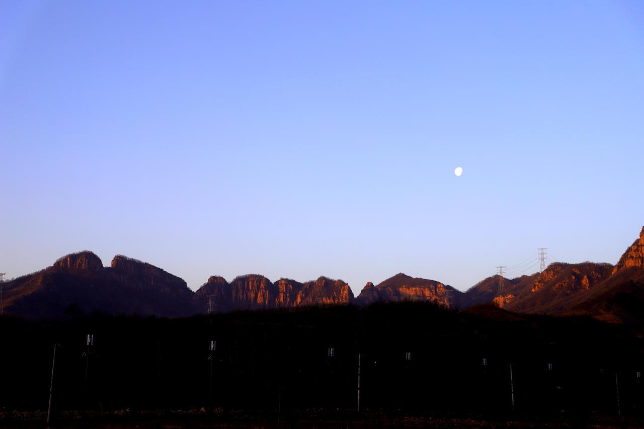 月亮还挂在天空上，太阳就迫不及待的升起来了。