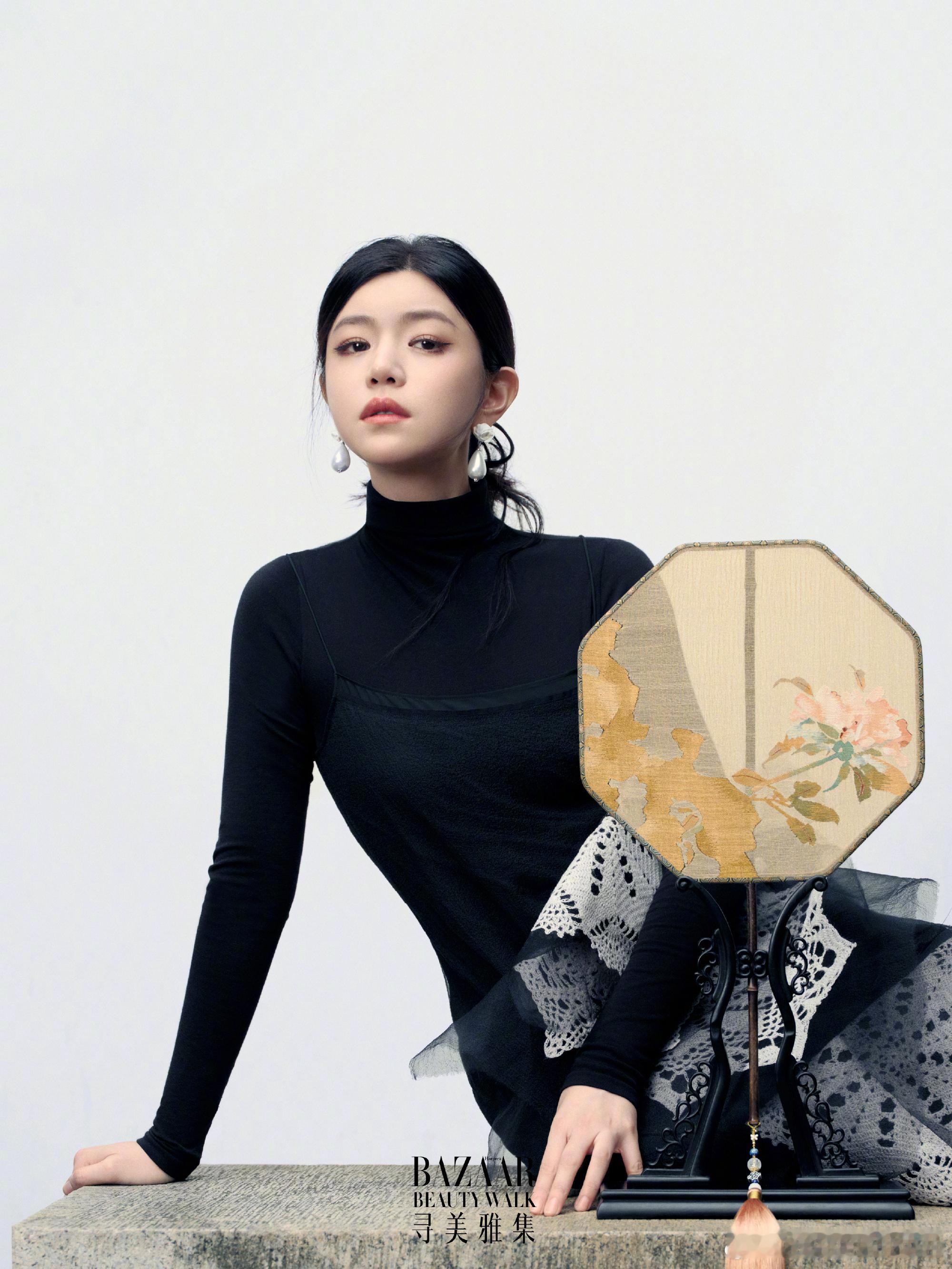 陈妍希开合苏韵间寻美雅集BazaarBeautyWalk 水墨长衫配折扇，卧于江