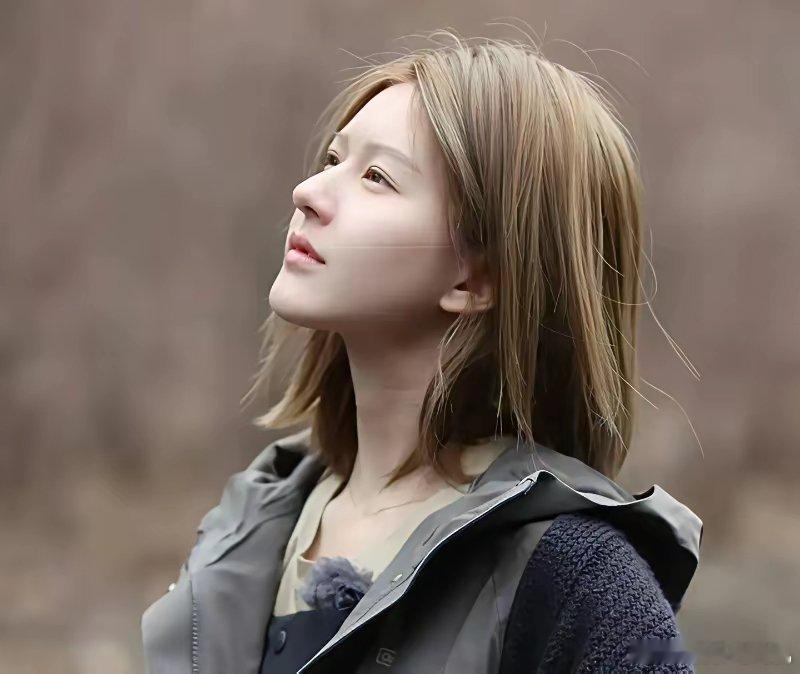 昨晚赵露思在直播间卖鸡爪，弹幕突然飘出一句“这鸡爪有脚气吗”她一秒都没卡壳，直接