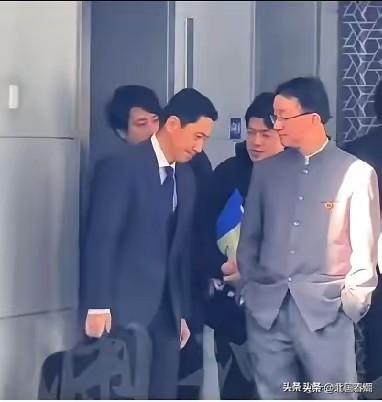 北京的冬季比较寒冷。双手插兜手暖和一些，外交部刘司长也不是铁打的，他也怕冷，本能