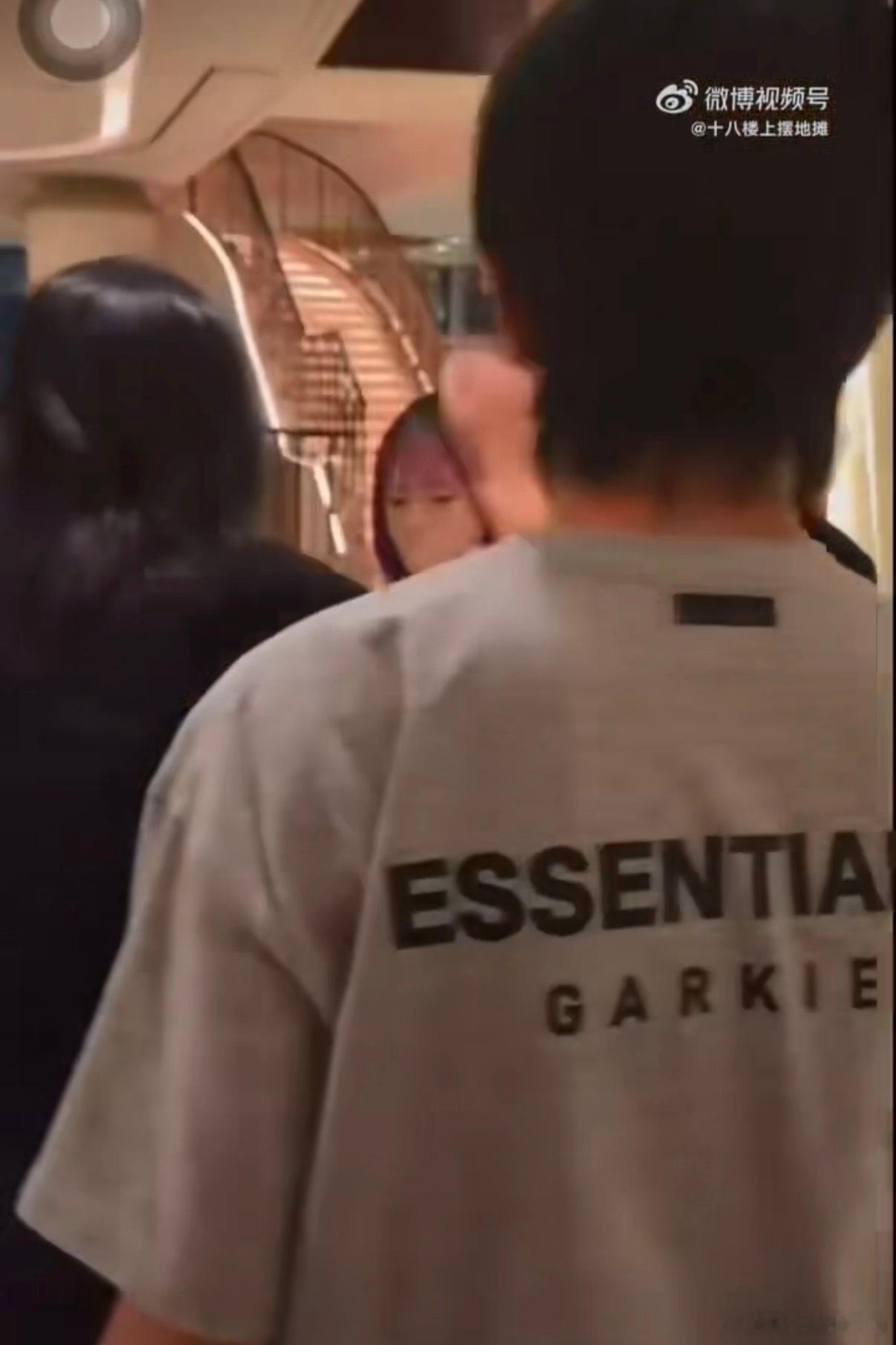 王橹杰妈妈和私生打起来了王橹杰妈妈被私生骚扰到情绪失控 这谁拍的吧 