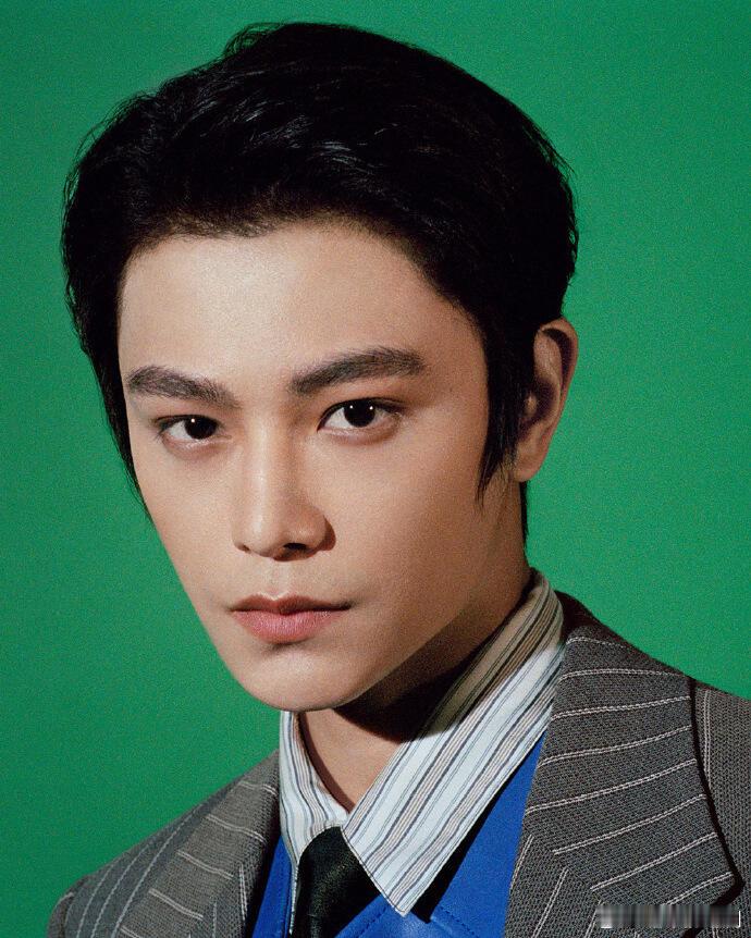 丁禹兮范思哲大片发布，大背头鉴定过的颜值，好港风 ​​​