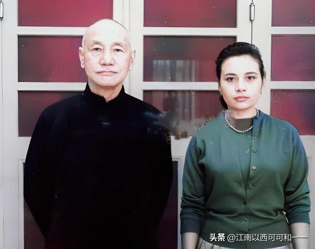校长只有一个养女一个孙女？

一、女儿（分亲生/收养两类）
1. 无亲生女儿
蒋
