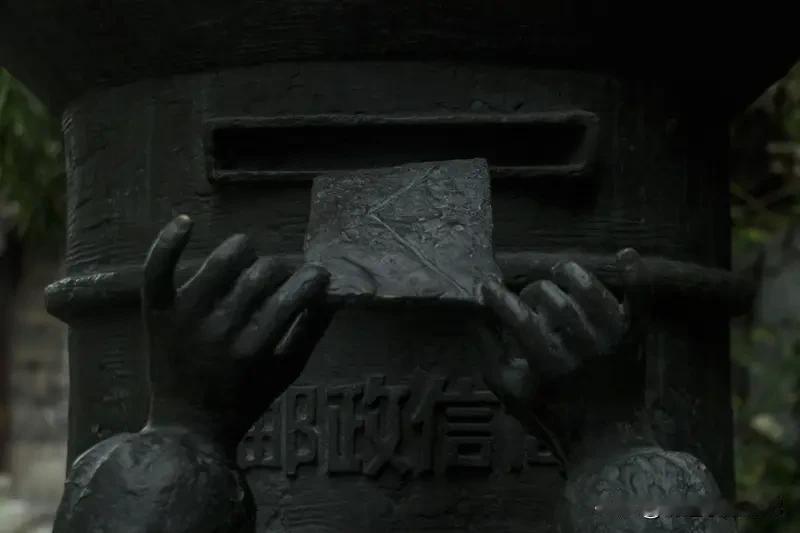 “信徽传信来，日子更敞言”，这话说得太妙啦！信徽就像一座沟通的桥梁，传递着重要的