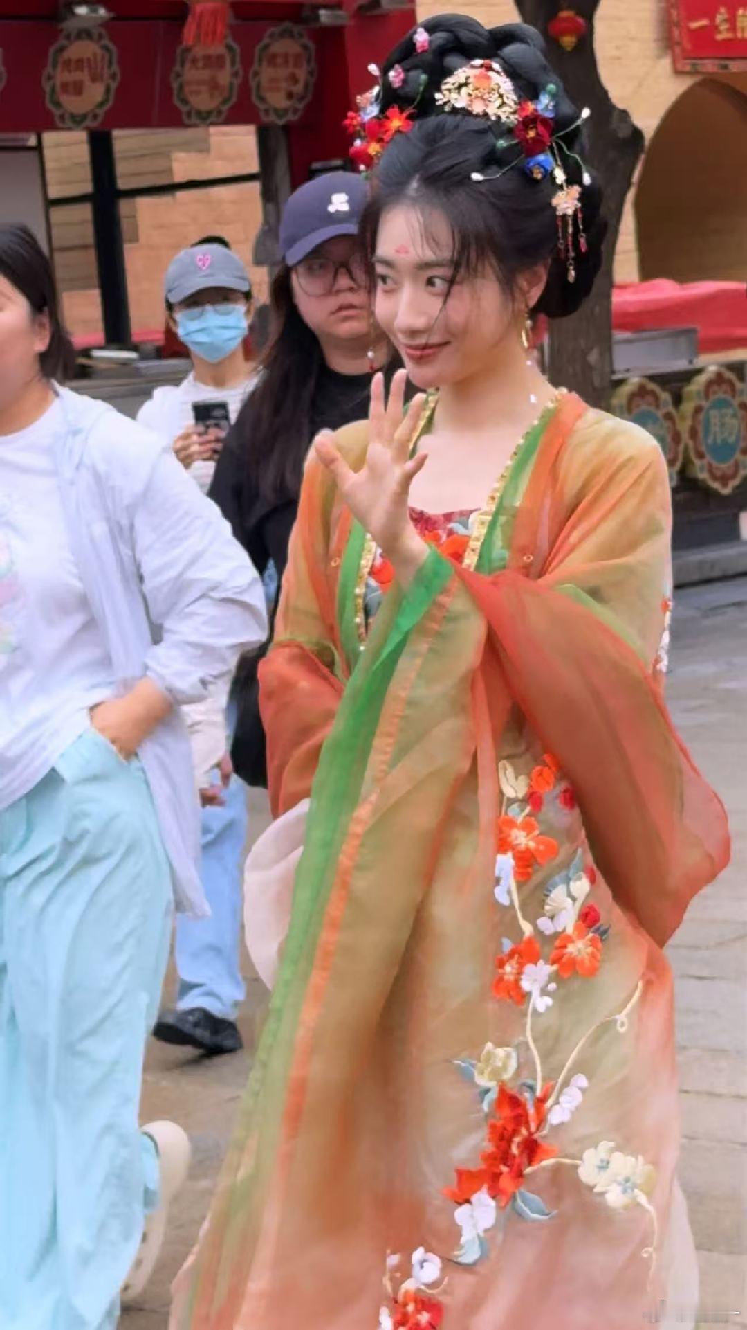 唐诡樱桃与李白梦幻联动唐诡樱桃空降河头老街抓捕游客孙雪宁以樱桃造型现身河头老街，
