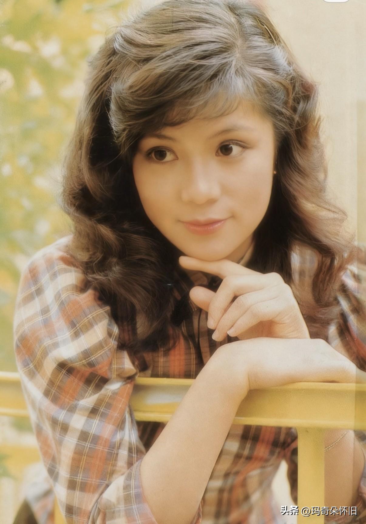 图说·翁美玲👉少女心事
她托腮望向远方
眼里藏着少女心事
卷发温柔，格子衫青涩