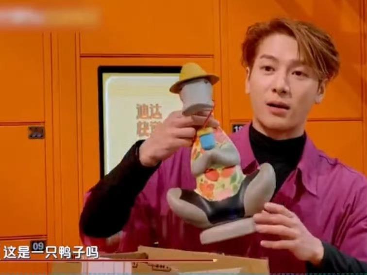 王嘉尔Hi6抽中了迪丽热巴的礼物哇哦!在《你好星期六》里王嘉尔抽中迪丽热巴送的聂