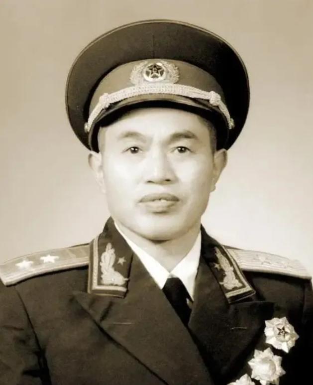 1969年，皮定均将军去甘肃农村视察，一群妇女不穿裤子，用破被子遮挡下身，地委书