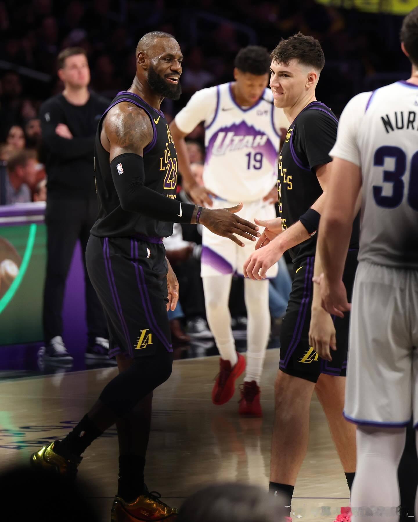 拉拉维亚更新ins：“😎”