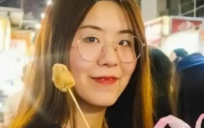 她大概是全地球最“恨”马云的女人，那年支付宝抽奖拿下一个亿，她乐坏了，立马辞掉国