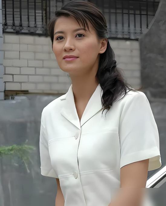 19岁，史兰芽演了《围城》里的唐晓芙，红了。

所有人都以为她会往上走。

她掉