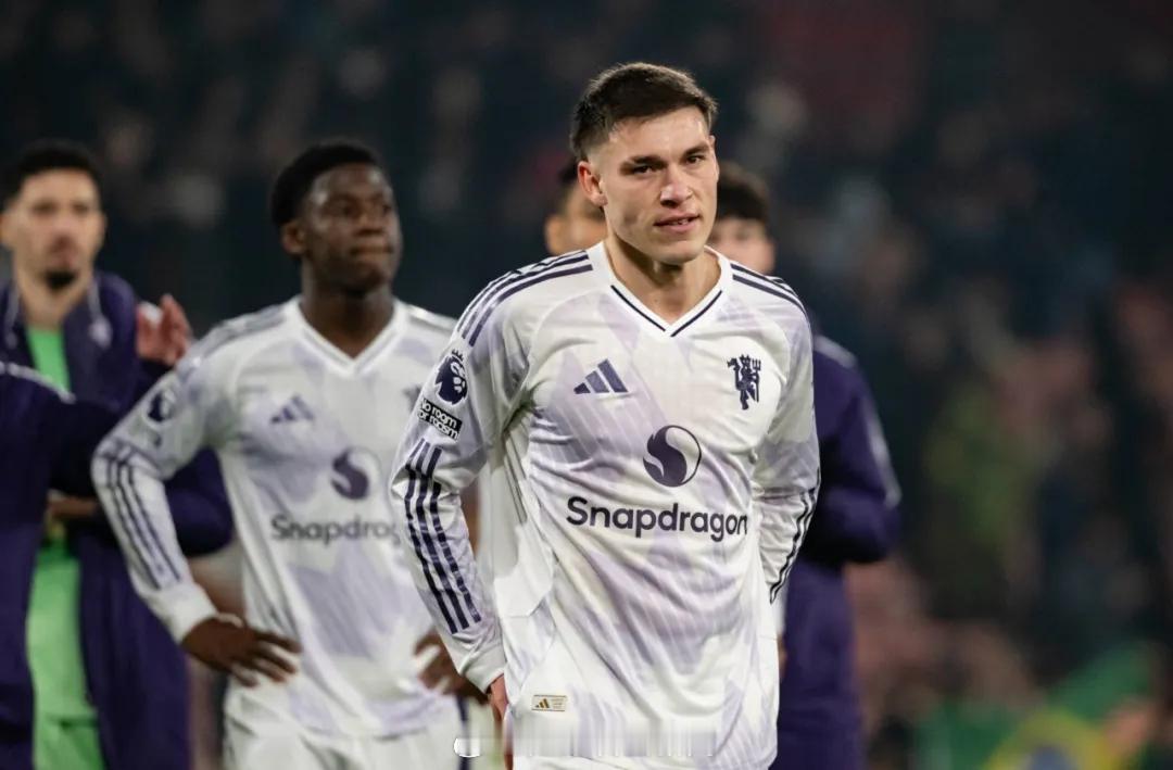 罗马诺消息，曼联 正考虑在今夏签下两名中场，乌加特有可能离队。关于这名乌拉圭中场