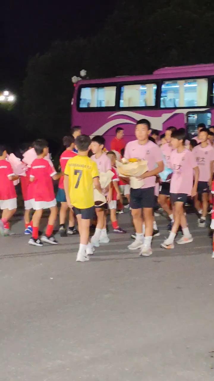 冠军终归这里！恒大足校U13队载誉而归，师弟们夹道欢迎！

9月16日晚，参加第