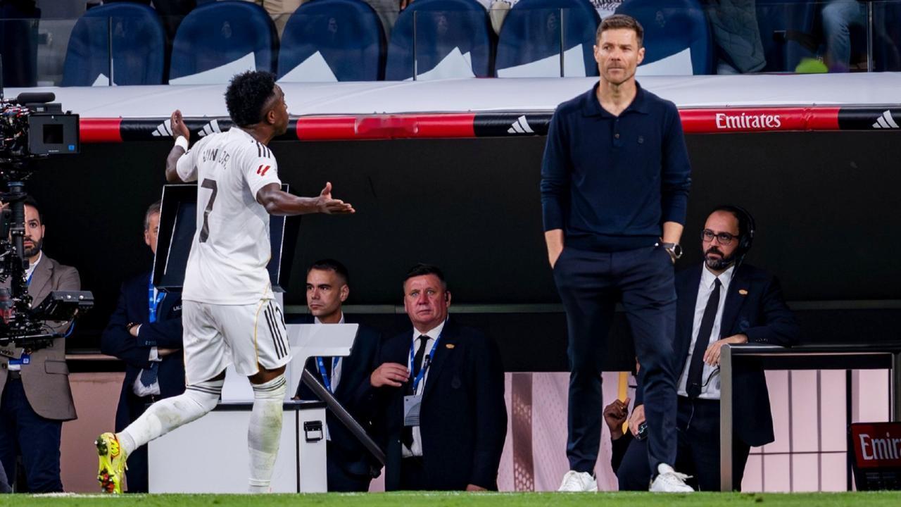 媒体报道，欧冠皇马对曼城一战将是阿隆索的生死战，他的管理方式和战术安排遭到队内质