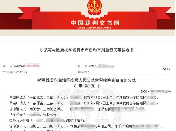 新疆，一初中生考试作弊被监考老师逮个正着，监考老师走到该初中生身边，收走小抄，并