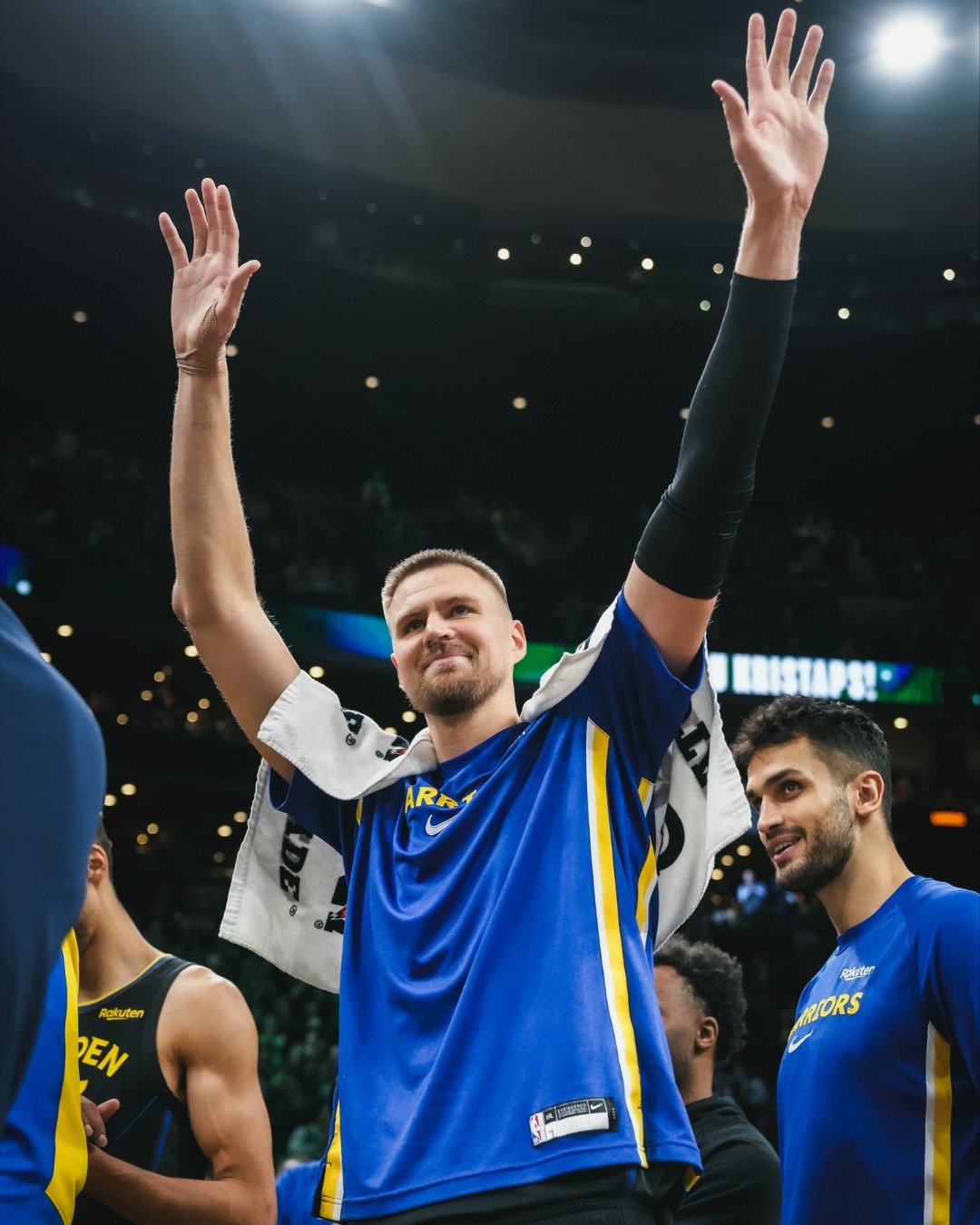 勇士vs凯尔特人谈到老队友波尔津吉斯，杰伦说：“当我们一起走过夺冠这样的旅程，彼