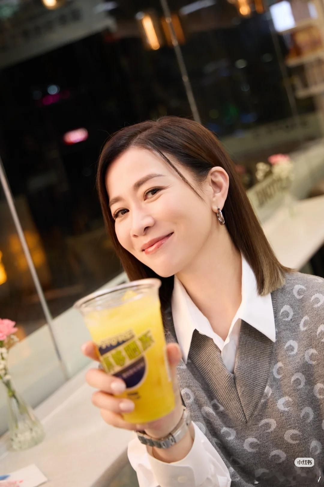 佘诗曼也去便利店调酒佘诗曼通过社交平台发文