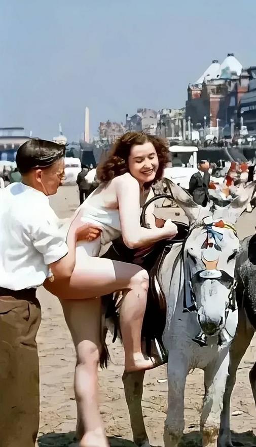 上世纪50年代，前卫的美国女孩在热心大叔的帮助下休闲骑马
这张照片是1956年的