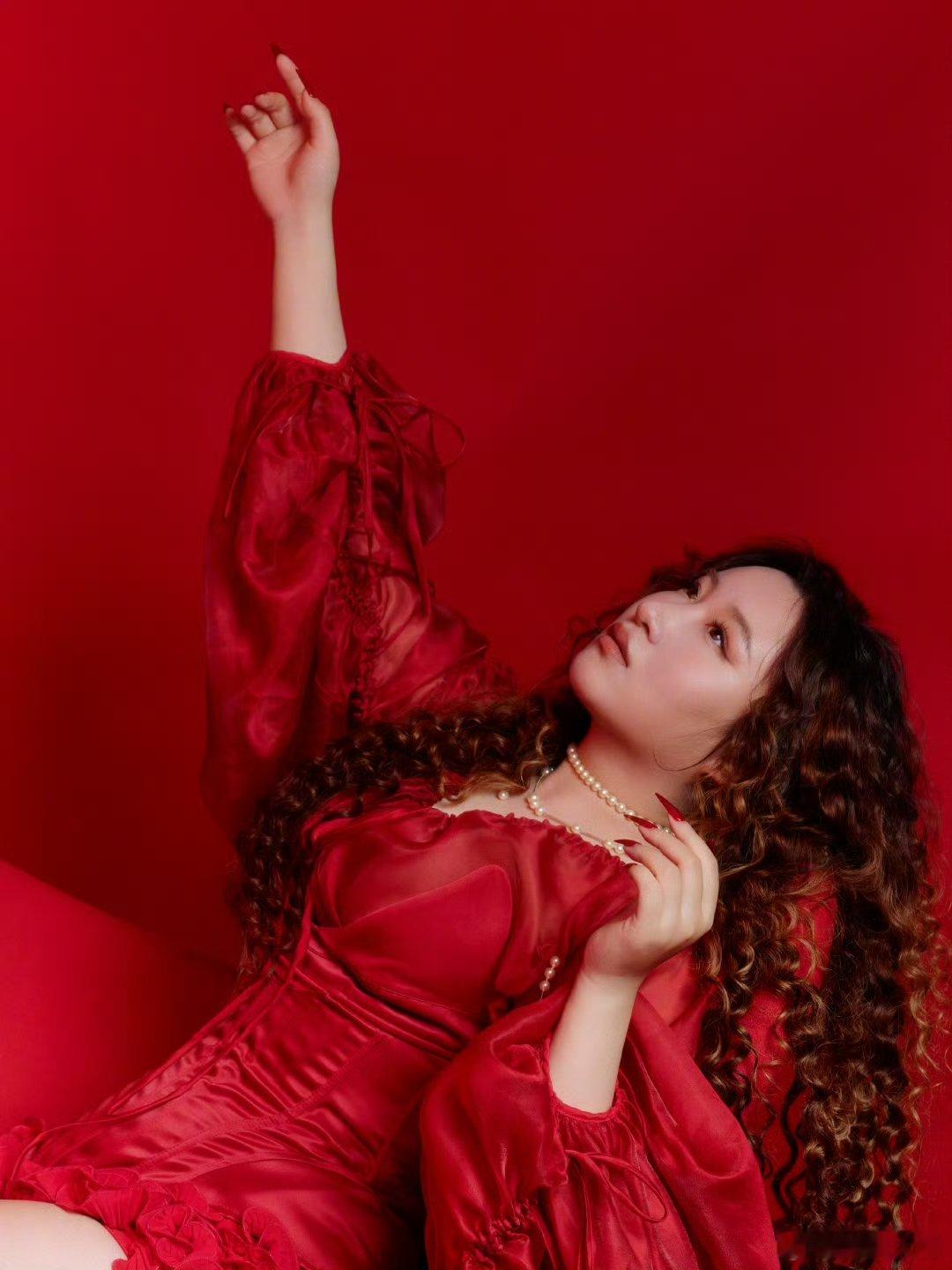 这还是我认识的锤娜丽莎吗 锤娜丽莎杀疯了！打破搞笑标签的她太绝了，红系造型明艳吸