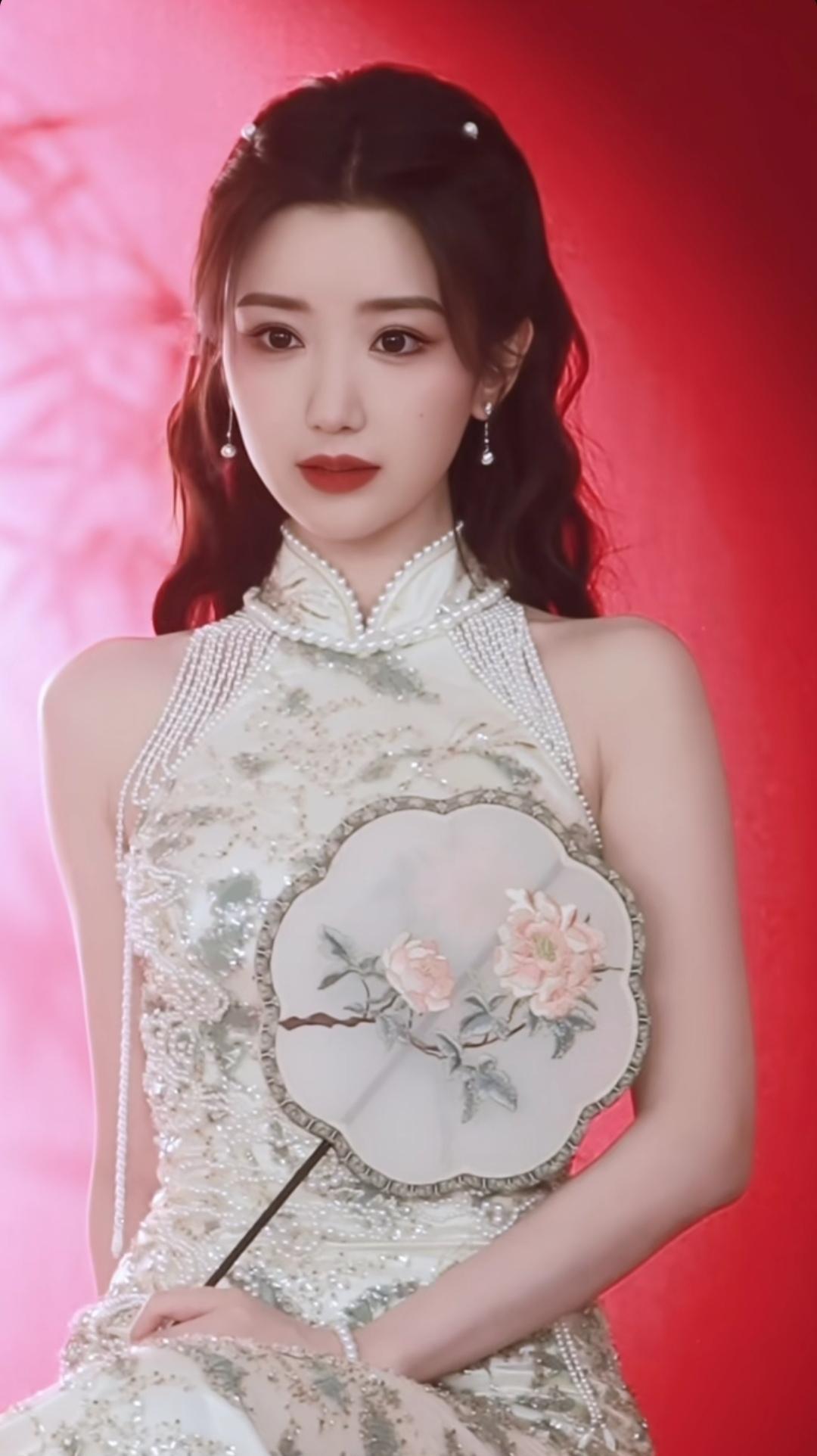 都说她这身旗袍像旧时光里的白月光。
可我怎么觉得，她这一身，更像件软甲。
你看那