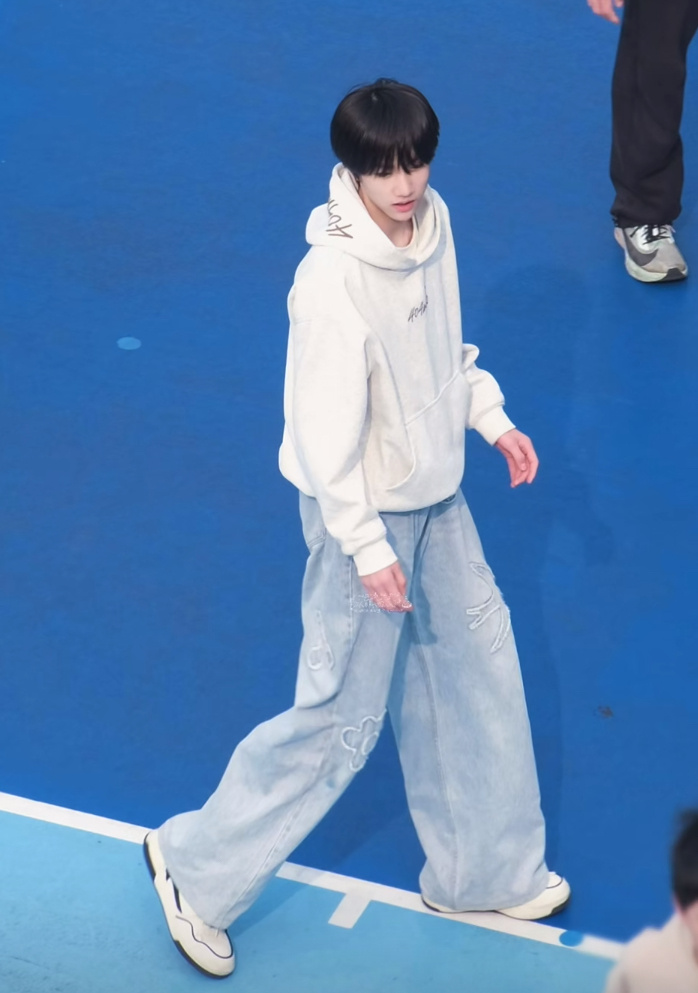 这居然是李煜东这男孩现在全身照这样…已从风风火火老北京布鞋转化成高街帝男神