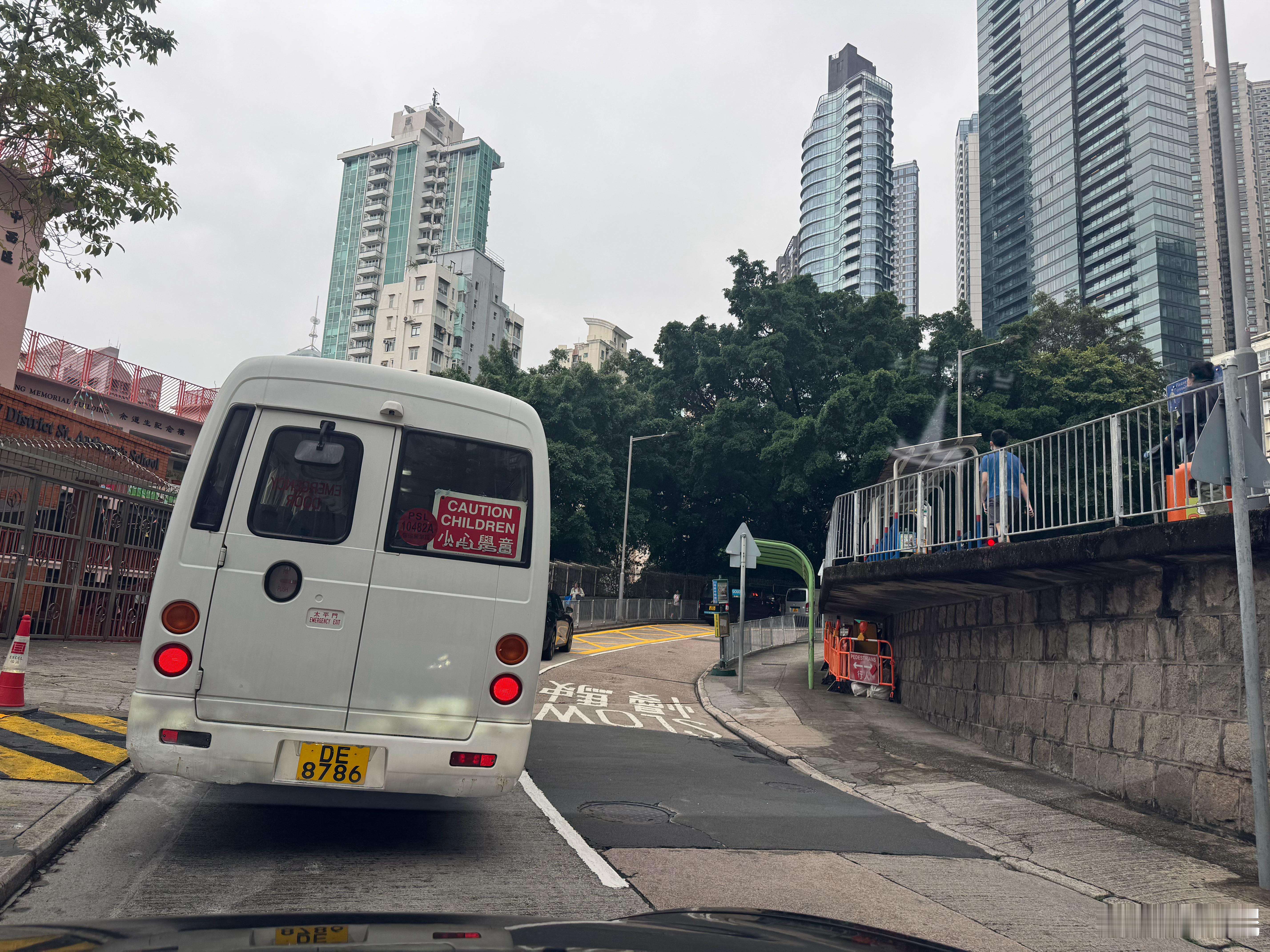 雨后的香港半山坡，树叶清新的空气里混杂着海水的淡淡腥味，有一种略带沧桑的温情。 