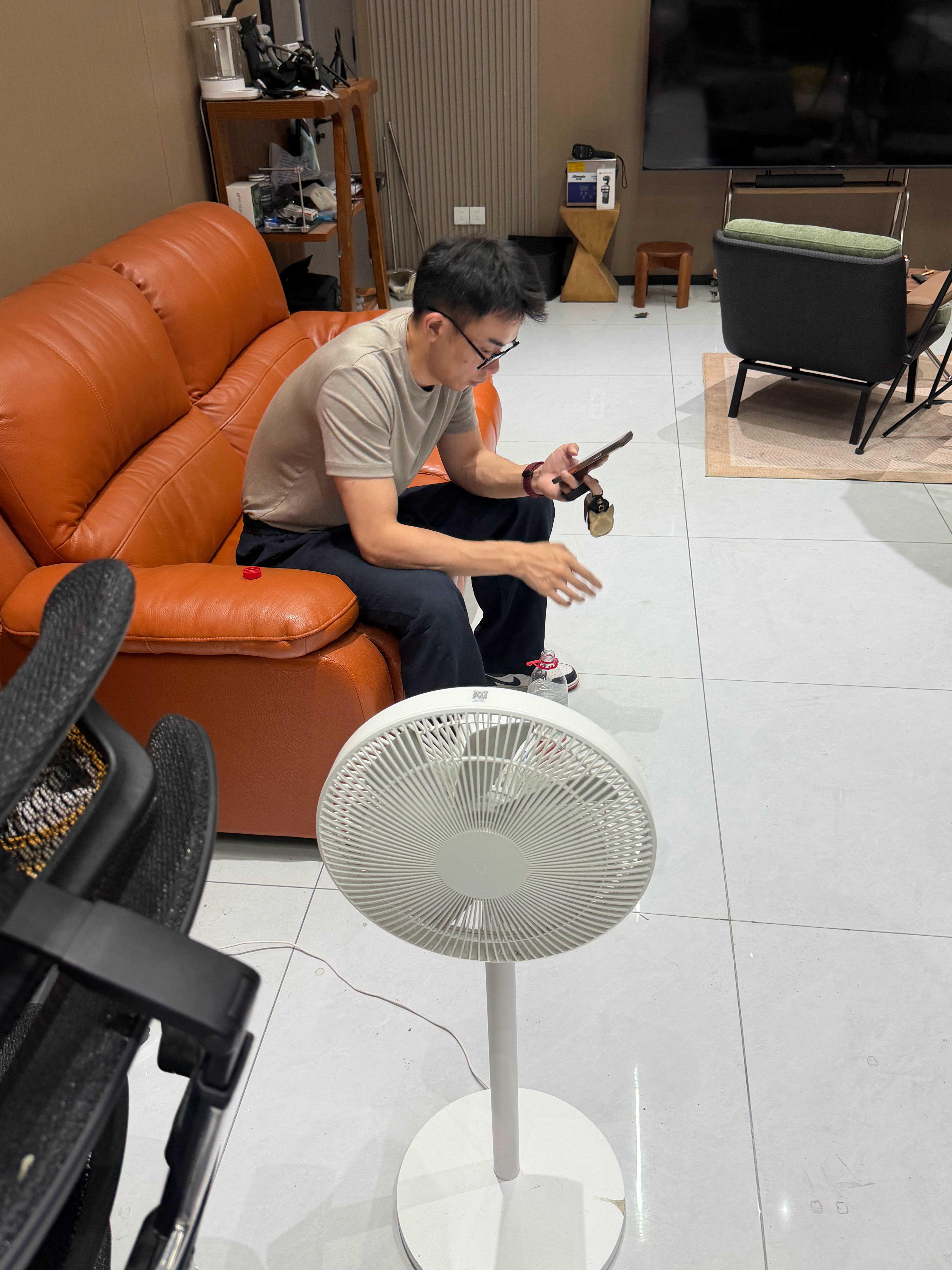 23点了，沙奔和我还在工作 妈的，不是真忙，是股票和黄金亏的牙痒痒。 