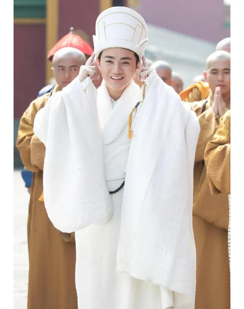 如懿传里这个人物蛮俊逸的~
余少群在《如懿传》里出场的画面不多，和如懿对手戏很多