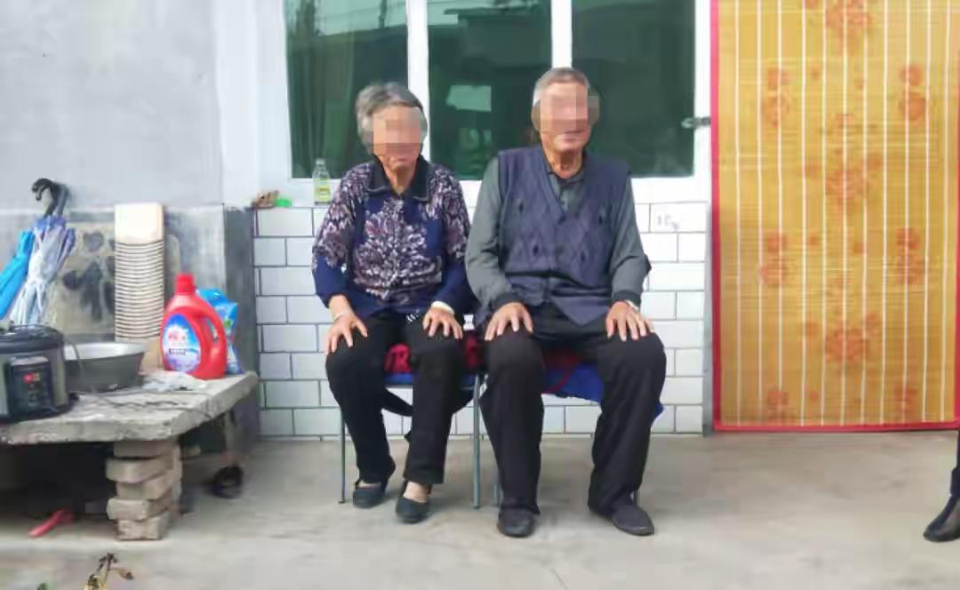 山西吕梁这起3年多的案子看得让人心里发堵。44岁女子包车回娘家村，用铁锤、菜刀甚