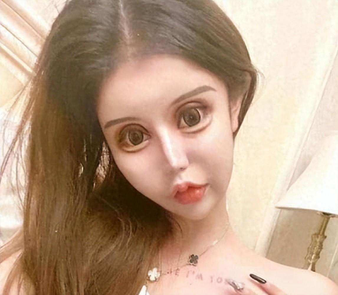确实是狠，女人一旦狠起来，都没有男人什么事了。
这被称为整容狂魔的周楚娜果然不一