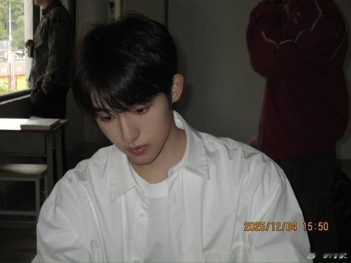 董思成古早校园味真的会被董思成的校园感惊艳到，《今天是太阳雨》里他把古早校园味诠